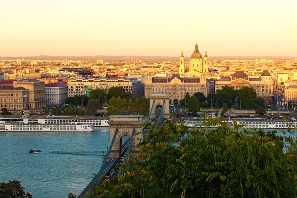 Szcenikus őszi tájkép Budapestről. Ősi Lánchíd a Duna felett. Naplemente a városban. Középkori épületek a folyó partján. Utazási és turisztikai koncepció. Budapest, Magyarország — Stock Fotó