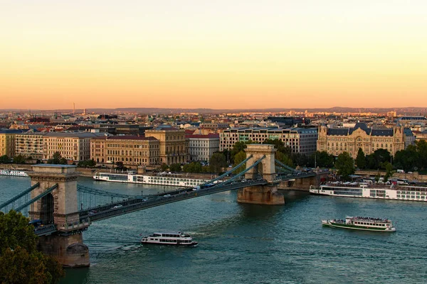 Escénica vista nocturna de Budapest. Una de las principales atracciones es el antiguo Puente de las Cadenas sobre el río Danubio. Concepto de paisaje y naturaleza. Budapest, Hungría — Foto de Stock