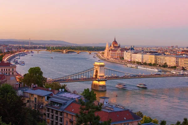 Budapest jó rálátása. Festői kilátás nyílik a Lánchídra a Duna felett és a Magyar Parlament épületére a háttérben. Szcenírozott őszi naplemente színek. Budapest, Magyarország — Stock Fotó