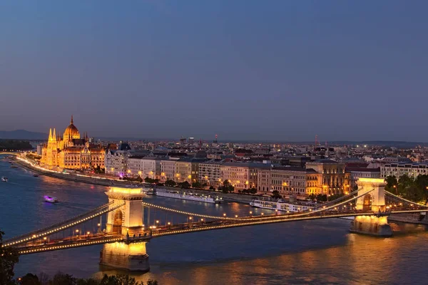 Gyönyörű kilátás Budapest belvárosára. Éjszakai fények táj megvilágított a Lánchíd és a Magyar Országház. Tájkép a kék órában. Budapest, Magyarország — Stock Fotó