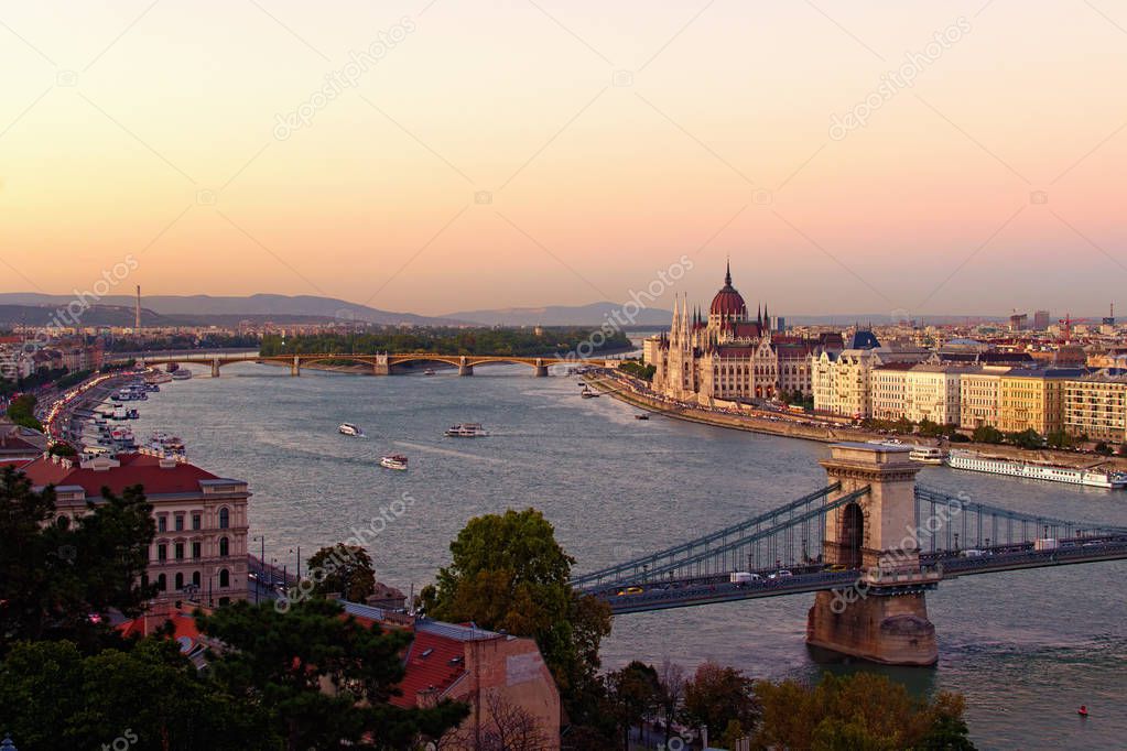 Puesta de sol de otoño en Budapest. Vista aérea del paisaje urbano
