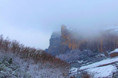 Meteora 'daki dağların kış manzarası. Hafif kar fırtınası ve sis. Manzara ve doğa kavramı. Yunanistan