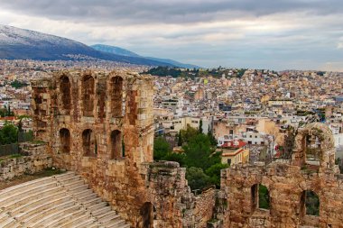Herodes Atticus 'un Odeon' unun antik kalıntıları. Aşağıdaki Akropolis Tepesi 'nde halka açık müzik ve şiir gösterilerinde kullanılan antik Yunan' ın küçük bir binasıdır. Atina, Yunanistan