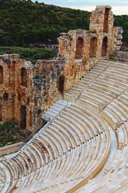 Atticus Odeonu 'nun antik harabelerinin manzarası. Aşağıdaki Akropolis Tepesi 'nde halka açık müzik ve şiir gösterilerinde kullanılan antik Yunan' ın küçük bir binasıdır. Atina, Yunanistan