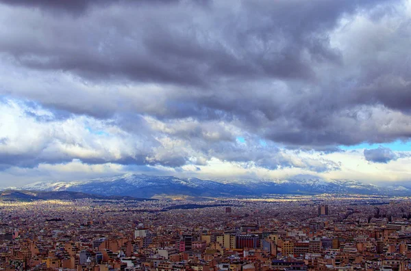 Stormachtige lucht en sombere wolken. Luchtfoto uitzicht over de stad Athene. Beroemde toeristische plaats en romantische reisbestemming. Athene, Griekenland — Stockfoto