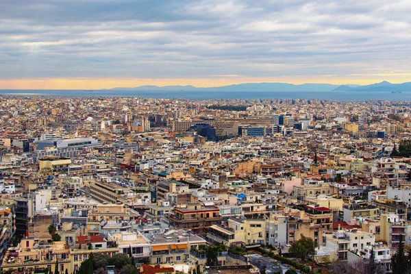 Erstaunliche luftaufnahme über der stadt athens vor bewölktem himmel. berühmter touristischer ort und reiseziel in europa. Griechenland — Stockfoto