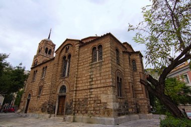 Sotera Lykodems Kilisesi 'nin (Kutsal Üçlü) geniş açılı manzara görüntüsü. Yunanistan 'ın başkenti Atina' daki Rus Ortodoks cemaatine hizmet veren Filellinon Caddesi 'ndeki Bizans döneminden kalma bir kilise.
