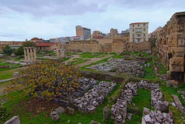 Klasik Atina 'nın Antik Agora kalıntıları, Akropolis' in kuzeybatısında yer alan antik bir Yunan agorasının en iyi bilinen örneğidir. Geniş açılı manzara manzarası. Atina, Yunanistan