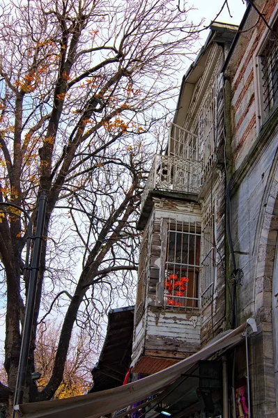 Malerischer Blick auf antike Gebäude mit altem Holzbalkon. Straße in Istanbul, Türkei. Blick auf die Winterlandschaft — Stockfoto