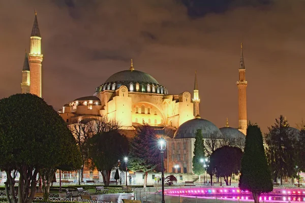 Increíble iluminación nocturna de Santa Sofía en Estambul. Es la antigua catedral patriarcal cristiana ortodoxa griega, más tarde una mezquita imperial otomana y ahora un museo. Luces nocturnas paisaje — Foto de Stock