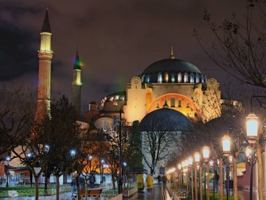 İstanbul 'da Ayasofya' nın gece aydınlatması. Eski Yunan Ortodoks Hıristiyan ataerkil katedrali, daha sonra bir Osmanlı imparatorluk camisi ve şimdi de bir müze. Gece ışıkları manzarası
