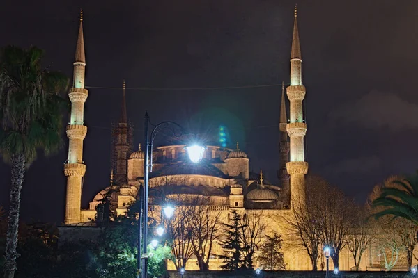 Noite luzes paisagem da bela mesquita Sultan Ahmed (Mesquita Azul). Tem cinco cúpulas principais, seis minaretes e oito cúpulas secundárias. Lindas lanternas de rua em primeiro plano. Istambul, Turquia — Fotografia de Stock