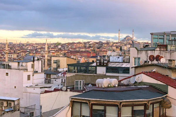 Verbazingwekkend uitzicht op Istanbul. Prachtig uitzicht op het historische centrum van Istanbul. Een regenachtig ochtendlandschap. Daken van gebouwen en minaretten van de moskee. Winter in Istanbul, Turkije — Stockfoto