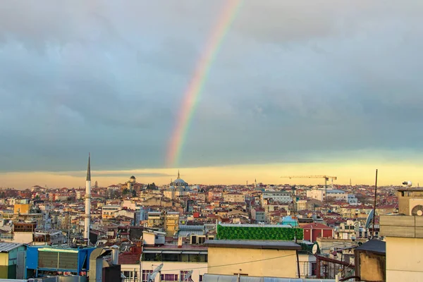 Schilderachtig uitzicht vanuit de lucht op Istanbul. Prachtige regenboog in de lucht. Uitzicht op het historische centrum van Istanbul. Een regenachtig ochtendlandschap. Daken van gebouwen en minaretten van de moskee. Winter in Istanbul, Turkije — Stockfoto