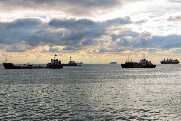 Handelsskip står på veien. Import, eksport og forretningslogikk. Internasjonal sjøtransport. Pikturesk utsikt over Marmarahavet mot tordenskyer. Istanbul, Tyrkia – stockfoto