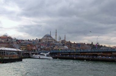 İstanbul, Türkiye-3 Ocak 2020: Şehrin güzel manzara fotoğrafı. İstanbul 'daki Altın Boynuz üzerindeki Galata Köprüsü. Tepedeki Nuruosmaniye Camii binaları ve antik