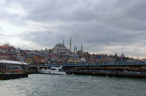 Istanbul, Turecko-leden 03, 2020: Krásná krajina fotografie města. Most Galata přes Zlatý roh v Istanbulu. Budovy a starobylé mešity Nuruosmaniye na vrcholu kopce — Stock fotografie