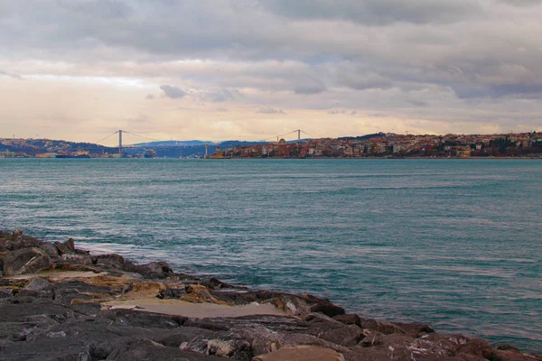 Picturesque landscape view of The Bosporus (Bosphorus or Strait of Istanbul) with famous The Bosphorus Bridge and The Maiden 's Tower (Leander' s Tower or Tower of Leandros). Концепция путешествия и туризма — стоковое фото