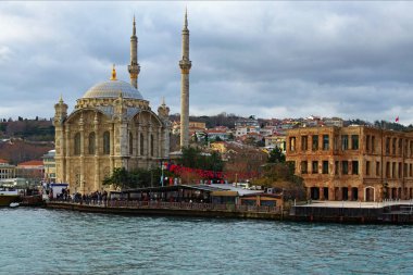 İstanbul 'un resimli manzarası. Antik Dolmabahçe Camii Boğaz 'ın kıyısına inşa edilmiştir. Kraliçe Ana Bezmi Alem Valide Sultan tarafından yaptırıldı. İstanbul, Türkiye
