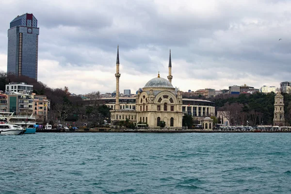 伊斯坦布尔的风景。 古老的Dolmabahce清真寺建在Bosphorus海岸上。 它是女王母亲Bezmi Alem Valide Sultan委托制作的。 丽兹卡尔顿酒店 土耳其伊斯坦布尔 — 图库照片
