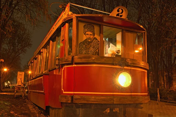 基辅（基辅），乌克兰- 2019年11月16日：美丽的户外咖啡馆，老式红色有轨电车。 塔拉斯舍甫琴科公园，秋天的傍晚。 著名的旅游胜地和浪漫的旅游目的地 — 图库照片