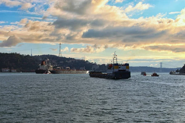 Scenisk landskapsbilde av Bosporos (Bosporos eller Istanbulstredet) på en overskyet vinterdag. Bosporusstredet med sjøtrafikk, skip og båter. Reiselivskonsept. Istanbul, Tyrkia – stockfoto