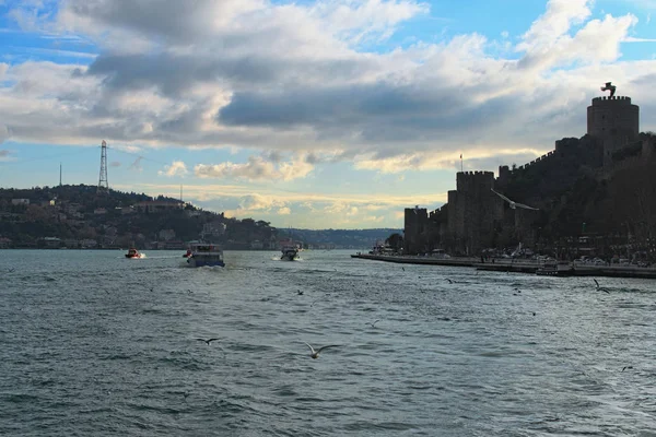 Vista pitoresca da paisagem do Bósforo (Bósforo ou Estreito de Istambul) em um dia nublado de inverno. O Estreito do Bósforo com tráfego marítimo, navios e barcos. Viagens e turismo conceito. Istambul — Fotografia de Stock