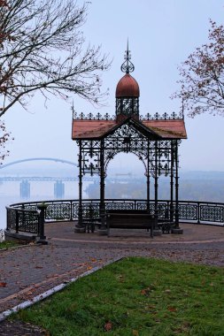 Saint Volodymyr Tepesi 'nin manzarası çok güzel. Dnipro Nehri 'ni ve çevreyi izlemek için güzel bir yer. Ünlü turistik yer ve Kyiv 'deki romantik seyahat merkezi.