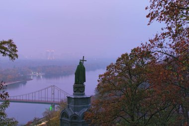 Saint Volodymyr Tepesi 'nde Kyiv' in sabah sisli manzarası. Saint Volodymyr anıtı ve Dnipro Nehri manzarası. Sonbahar sisi. Manzara ve doğa kavramı. Kyiv, Ukrayna