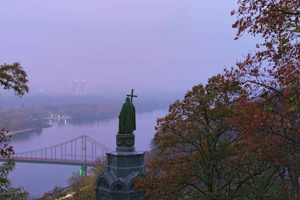 Pintoresco paisaje de niebla de la mañana Kiev en la colina de San Volodymyr. Vista del monumento de San Volodymyr y el río Dnipro. Niebla otoñal. Concepto de paisaje y naturaleza. Kiev, Ucrania — Foto de Stock