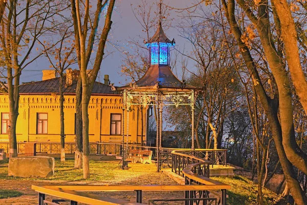 Luci notturne paesaggio di piattaforma panoramica con bellissimo pergolato. Artisti Alley vicino alla famosa discesa Andriyivskyy. Famoso punto di riferimento di Kiev. Ucraina — Foto Stock