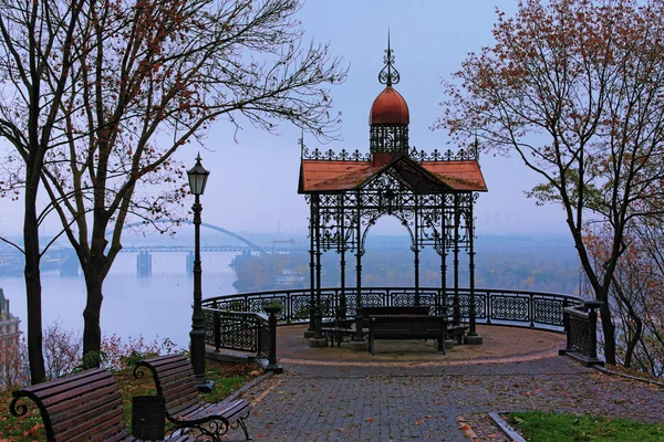 Paysage étonnant de plate-forme panoramique avec belle tonnelle dans le brouillard matin d'automne dans la colline Saint-Volodymyr. Vue pittoresque sur la rivière Dnipro et ses environs. Kiev, Ukraine — Photo
