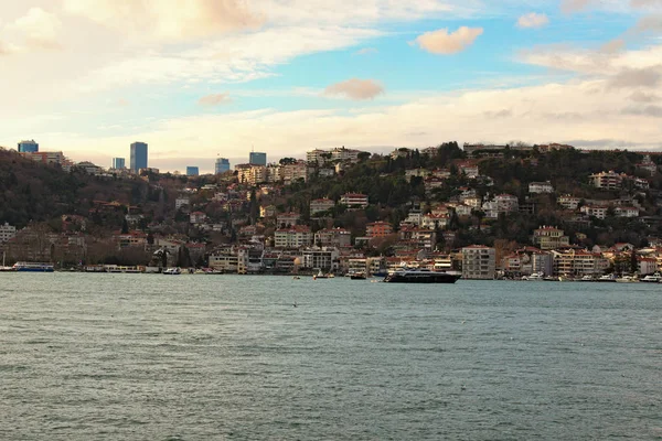 Partie non touristique d'Istanbul. Différents bâtiments résidentiels sur les collines près du détroit du Bosphore. Paysage hivernal de la ville. Vue depuis le bateau touristique. Istanbul, Turquie — Photo