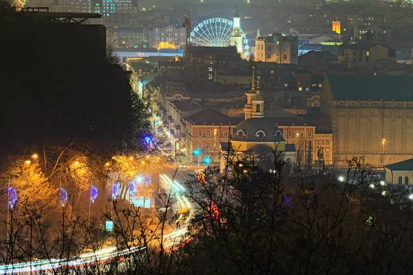 Pintoresca vista nocturna del antiguo Podil. Vista nocturna de Saint Volodymyr Descent y Petro Sahaidachny Street. Es una de las calles más antiguas de la ciudad. Concepto de viajes y turismo. Kiev, Ucrania — Foto de Stock