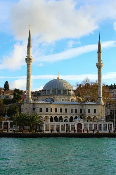 Bela paisagem de inverno da Mesquita Beylerbeyi. Ele está localizado na costa asiática do Bósforo, ao norte da Ponte do Bósforo. Muita gente está a pescar. Istambul, Turquia — Fotografia de Stock