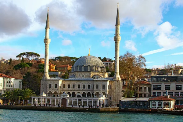 Paysage hivernal ensoleillé de la mosquée Beylerbeyi. Il est situé sur la rive asiatique du Bosphore, au nord du pont du Bosphore. Beaucoup de gens pêchent. Istanbul, Turquie — Photo