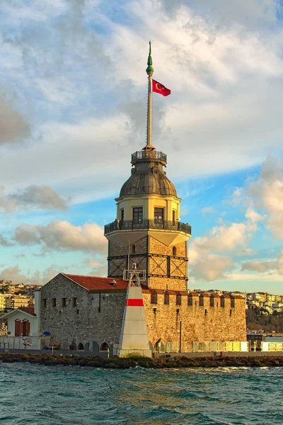 在多云的天空中，中古时代的梅登塔（也被称为Leander's Tower或Tower of Leandros）的近景。 土耳其伊斯坦布尔冬日阳光灿烂。 旅行和旅游概念 — 图库照片