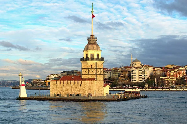 梅登塔（Maiden's Tower，亦称Leander's Tower或Tower of Leandros）位于一个小岛上。 它是土耳其伊斯坦布尔的一个标志性的里程碑。 城市里阳光灿烂的冬日. 全景戏剧性落日的天空 — 图库照片