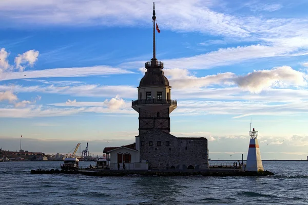 Antik Bakire Kulesi (ayrıca Leander Kulesi veya Leandros Kulesi olarak da bilinir) renkli, canlı gökyüzüne karşı. Küçük bir adada bulunan bir kule. İstanbul, Türkiye 'de popüler bir turizm beldesi.