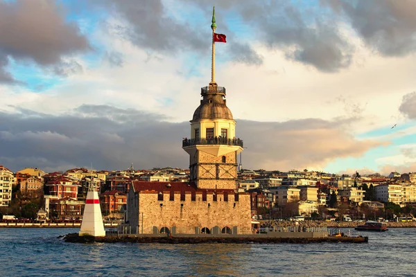 Prachtige landschapsfoto van de oude Maiden 's Tower (ook wel Leander' s Tower of Tower of Leandros). Kust van Uskudar op de achtergrond. Zonnige winterdag in Istanbul, Turkije — Stockfoto