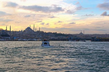 İstanbul, Türkiye-3 Ocak 2020: İstanbul silueti üzerindeki günbatımı manzaralı bulutlu hava. Golden Horn 'daki turistik tekneden görüntü. Seyahat ve turizm kavramı