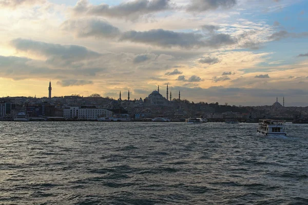 Istanbul, Turecko-leden 03, 2020: Krásná krajinná fotografie západu slunce nad siluetou Istanbulu Zimní oblačná obloha. Pohled z turistické lodi v Golden Horn. Koncept cestování a cestovního ruchu — Stock fotografie