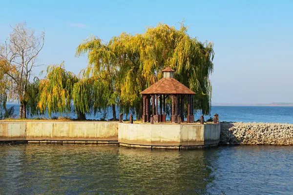 Kleine Laubenrotunde, umgeben von Bäumen in der Böschung an einem sonnigen Herbsttag. Reise- und Tourismuskonzept — Stockfoto