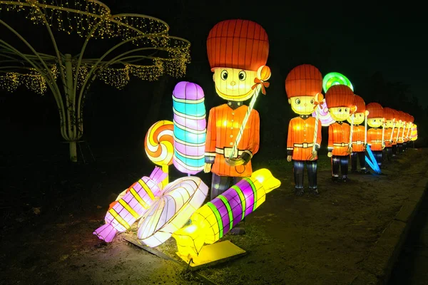 Kiev, Ucrania-25 de enero de 2020: Hermosa instalación de un grupo de soldados en uniforme rojo. Figuras iluminadas por muchas linternas durante el Festival de las linternas chinas — Foto de Stock