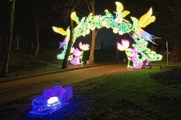 Kiev, Ucrania-25 de enero de 2020: Sorprendente Puerta Principal decorada con cuentos de hadas, pájaros, animales y flores. Figuras iluminadas por muchas linternas durante el Festival de las linternas chinas — Foto de Stock