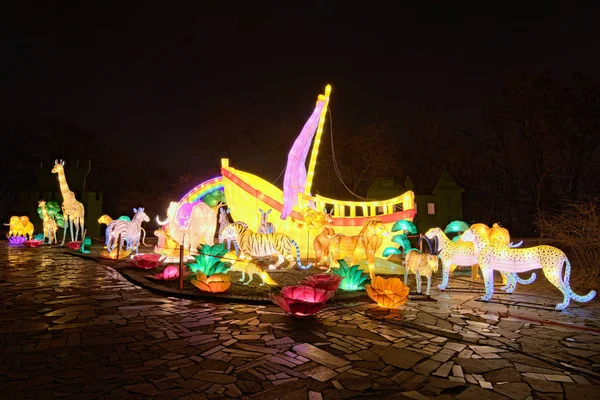 Kiev, Ucrania-25 de enero de 2020: Hermosa instalación de grupo de animales y velero en el fondo. Figuras iluminadas por muchas linternas durante el Festival de las linternas chinas — Foto de Stock