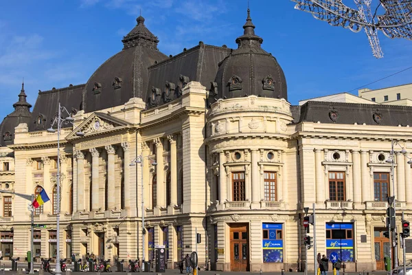 Bukarest, rumänien-januar 04, 2020: uraltes gebäude der zentralen universitätsbibliothek vor tiefblauem himmel. Beliebtes Reiseziel in Bukarest — Stockfoto