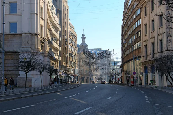 Bucarest, Romania-04 gennaio 2020: Bella vista sul paesaggio di Victory Avenue (Calea Victoriei). È il viale principale di Bucarest. Boulevard con i negozi e le boutique più costosi della città — Foto Stock
