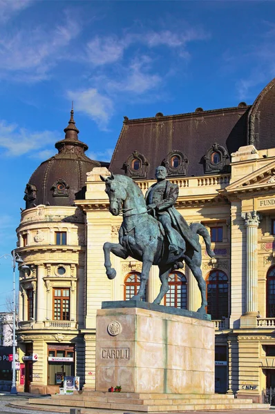Bukarest, Rumänien-Januar 04, 2020: Reiterdenkmal für König Karol i vor dem Gebäude der zentralen Universitätsbibliothek. Landschaft an einem sonnigen Wintertag. Reise- und Tourismuskonzept — Stockfoto