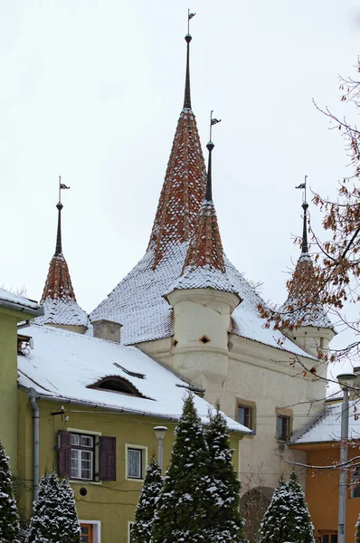 Porta de Catarina medieval e edifícios antigos, olhar de inverno. Era portão principal na cidade medieval de Brasov. Vista da cidade. Transilvânia, Roménia — Fotografia de Stock